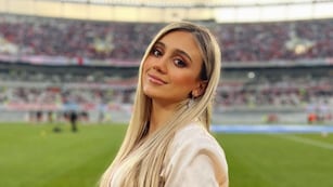 A puro ritmo, Morena Beltrán se llevó todas las miradas con un traje de baño total white