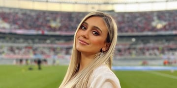 Vestido blanco y botas de cuero: el look de More Beltrán para festejar sus 24 años.
