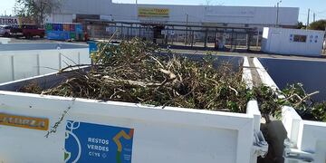 LOS VECINOS YA SE APROPIARON DEL PRIMER CENTRO DE TRANSFERENCIA
Apenas inaugurado, los vecinos de distintos puntos de la ciudad ya se acercan al Centro de Transferencia de Rancagua para depositar allí residuos de todo tipo: Poda, escombros, botellas, neumáticos, electrodomésticos, componentes rotos de aparatos eléctricos o electrónicos, etc.
Todos residuos secos voluminosos que hace una semana hubieran formado parte de la “postal” de los macrobasurales a cielo abierto de la ciudad,