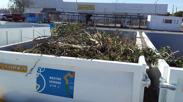 LOS VECINOS YA SE APROPIARON DEL PRIMER CENTRO DE TRANSFERENCIA
Apenas inaugurado, los vecinos de distintos puntos de la ciudad ya se acercan al Centro de Transferencia de Rancagua para depositar allí residuos de todo tipo: Poda, escombros, botellas, neumáticos, electrodomésticos, componentes rotos de aparatos eléctricos o electrónicos, etc.
Todos residuos secos voluminosos que hace una semana hubieran formado parte de la “postal” de los macrobasurales a cielo abierto de la ciudad,