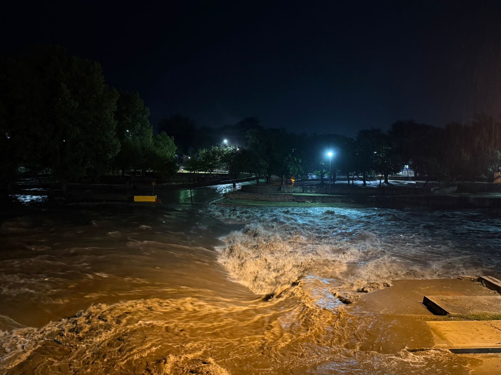 INTENSO TEMPORAL EN VILLA CARLOS PAZ: INGRESÓ UNA CRECIENTE DE 7 METROS EN EL RÍO SAN ANTONIO