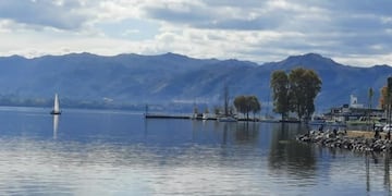 Costanera del lago San Roque. Carlos Paz.