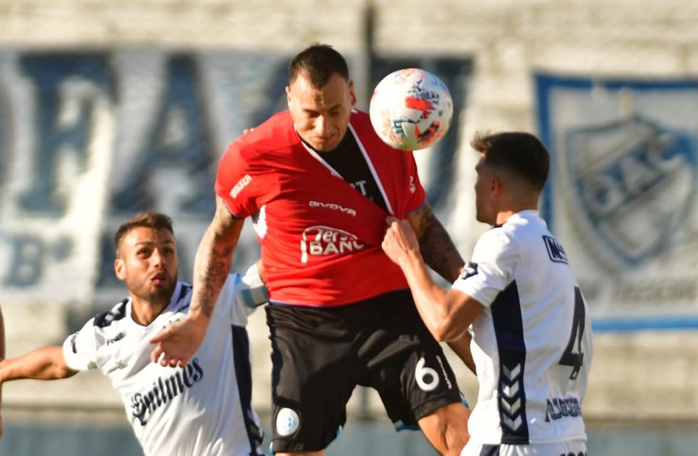 Las dudas de Belgrano para visitar a Atlanta, en la defensa