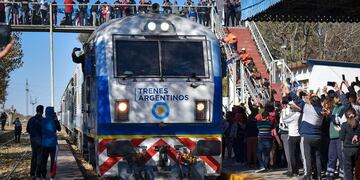Miriam viajó 60 kilómetros para ver la llegada del tren de pasajeros a San Luis .