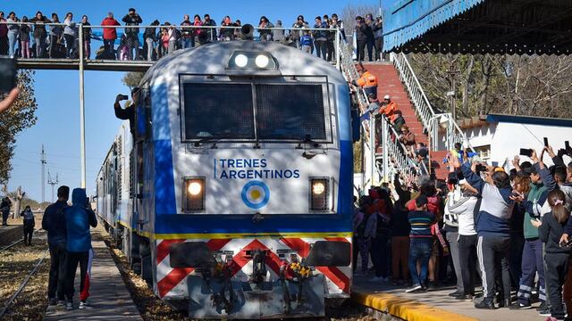 Miriam viajó 60 kilómetros para ver la llegada del tren de pasajeros a San Luis .