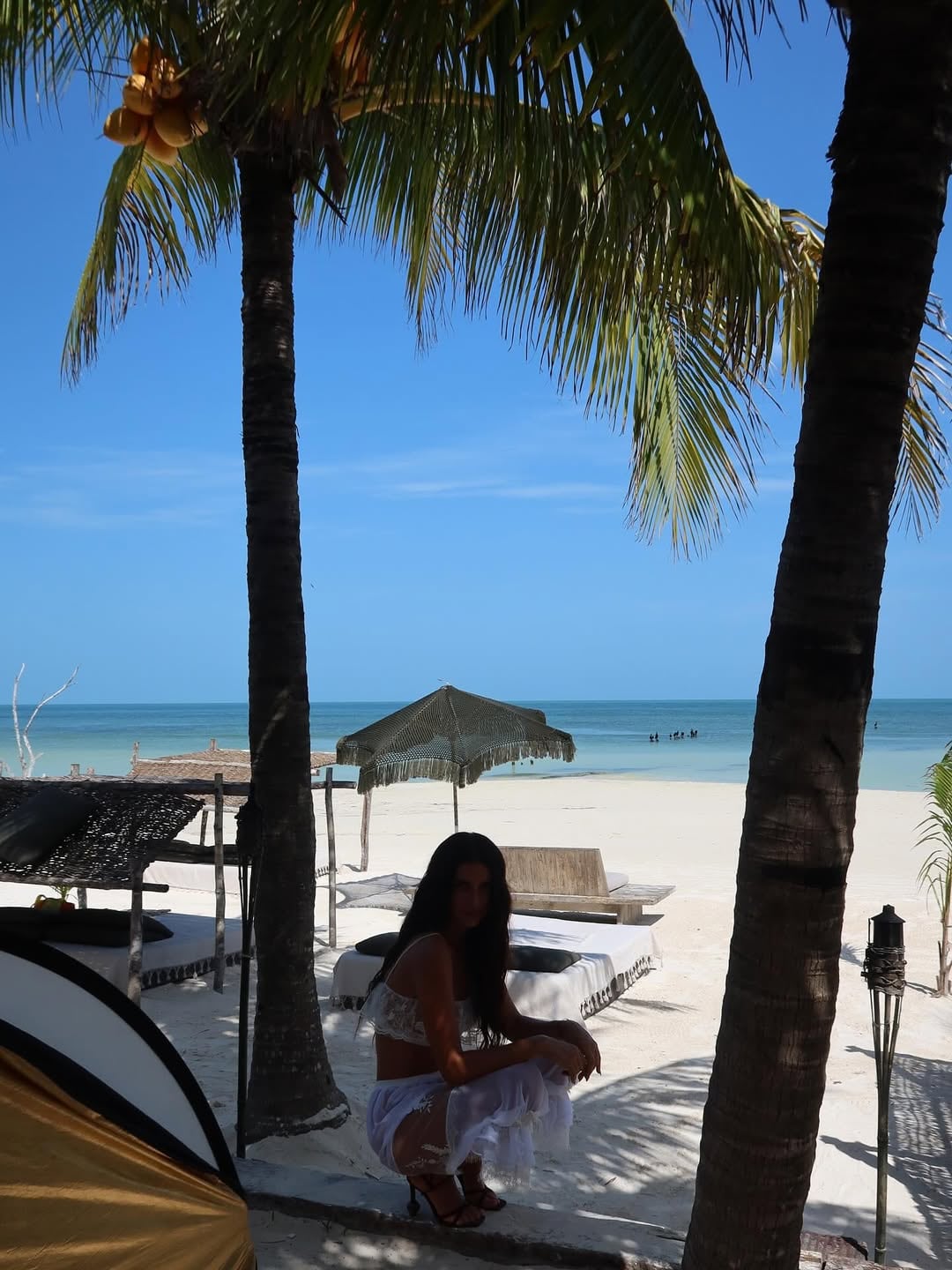 El look playero de Zaira Nara en la playa: conjunto semitransparente y total white mega tendencia