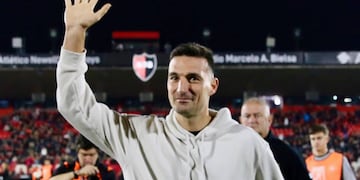 El entrenador se llevó una camiseta con su nombre y una plaqueta conmemorativa.