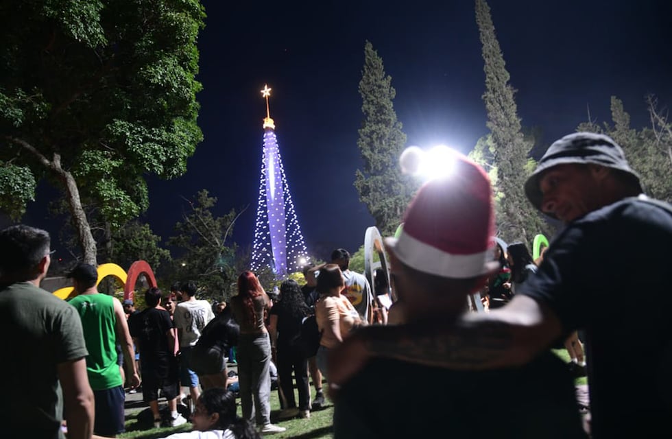 Córdoba ya encendió el Arbolito de Navidad en el Faro del Bicentenario