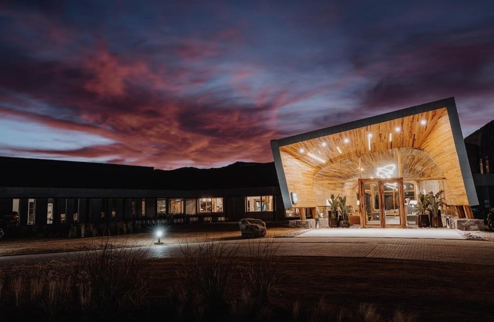 El lujoso hotel de Córdoba con una pileta iluminada que simula las estrellas