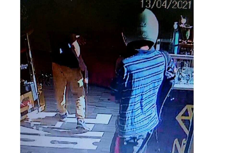 San Vicente: cuatro asaltantes robaron una joyería