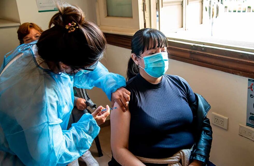 Vacunación general contra el coronavirus: avanzará por quinquenios y según el riesgo de exposición
