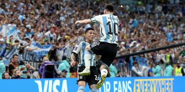 Enzo Fernández y Lionel Messi festejan el segundo gol de la Selección Argentina ante México por el Grupo C del Mundial de Qatar / Prensa Selección Argentina.