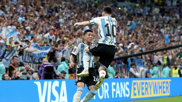 Enzo Fernández y Lionel Messi festejan el segundo gol de la Selección Argentina ante México por el Grupo C del Mundial de Qatar / Prensa Selección Argentina.