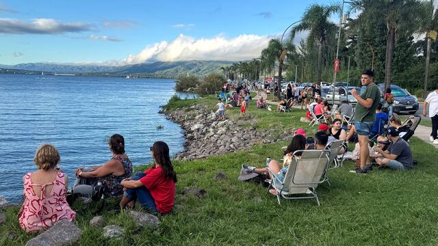 Turismo en la costanera del lago de Villa Carlos Paz durante el fin de semana largo de carnaval 2025.