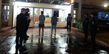 Tres jóvenes fueron detenidos en Campo Grande acusados de causar destrozos en el auto de un vecino.