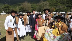 El gobernador Carlos Sadir, acompañado por gauchos y paisanas de entidades tradicionalistas, en el acto conmemorativo de la Batalla de León, en Jujuy.