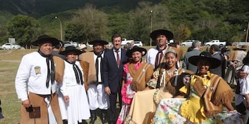 El gobernador Carlos Sadir, acompañado por gauchos y paisanas de entidades tradicionalistas, en el acto conmemorativo de la Batalla de León, en Jujuy.