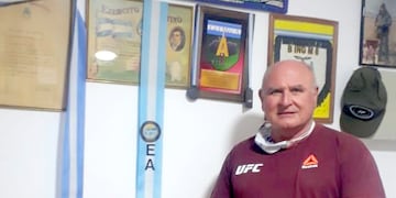 La historia de un hombre que a sus 19 años perdió una pierna en combate, se casó con la enfermera que lo atendió y mantiene viva la memoria los caídos.