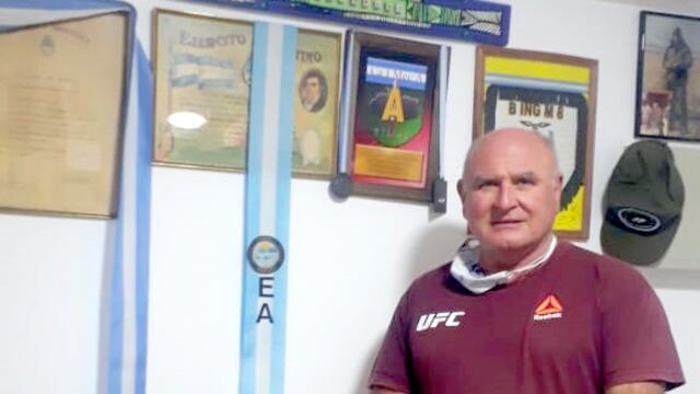La historia de un hombre que a sus 19 años perdió una pierna en combate, se casó con la enfermera que lo atendió y mantiene viva la memoria los caídos.