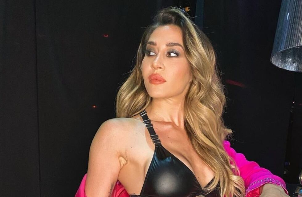 Jimena Barón cautivó con un mini vestido engomado negro: “Acá posando”