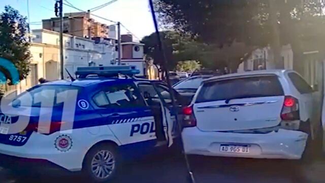 El auto terminó estampado contra un porte de alumbrado (Captura de video).