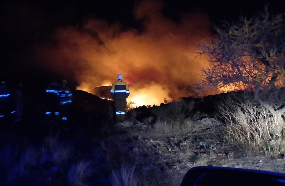 Los bomberos de Córdoba combaten un feroz incendio en Cuchi Corral