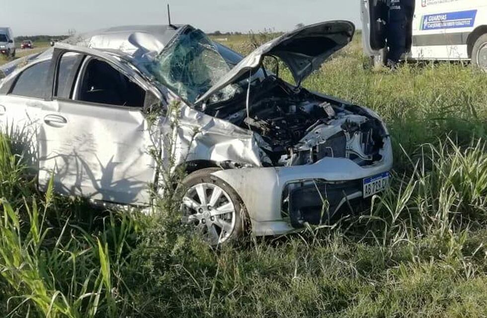 Berrotarán: volcó con su vehículo en la autovía y se encuentra herido