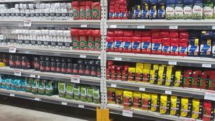 Góndolas de Tadicor, con el precio de las yerbas.