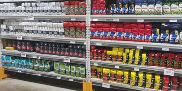 Góndolas de Tadicor, con el precio de las yerbas.