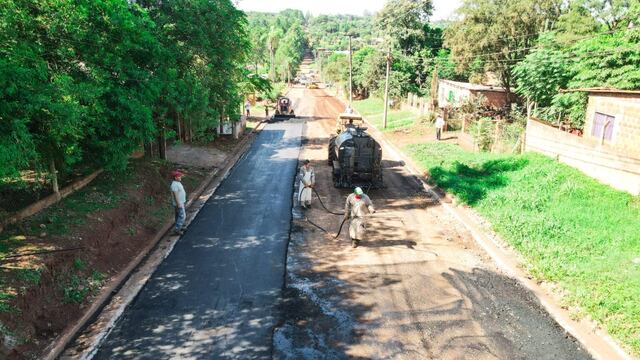 Eldorado: realizan tarea de asfaltado sobre la calle Rivadavia.