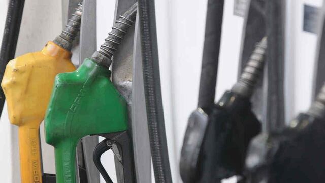 NAFTA. Un tipo de combustible. Imagen de surtidoras en una estación en Córdoba, en abril pasado (José Gabriel Hernández/Archivo).