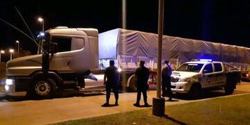 Un juez ordenó que tres agentes fueran demorados tras retener un camión con soja en un control policial