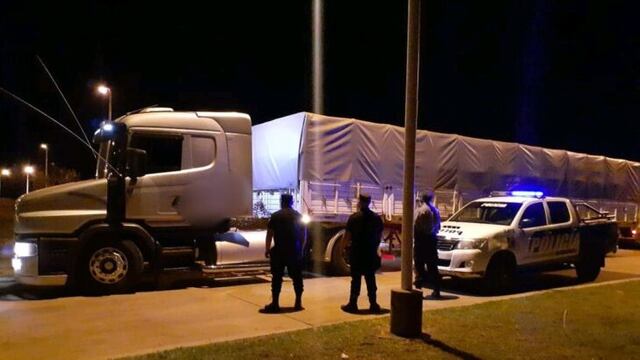 Un juez ordenó que tres agentes fueran demorados tras retener un camión con soja en un control policial