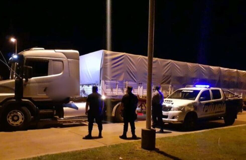 Un juez ordenó que tres agentes fueran demorados tras retener un camión con soja en un control policial