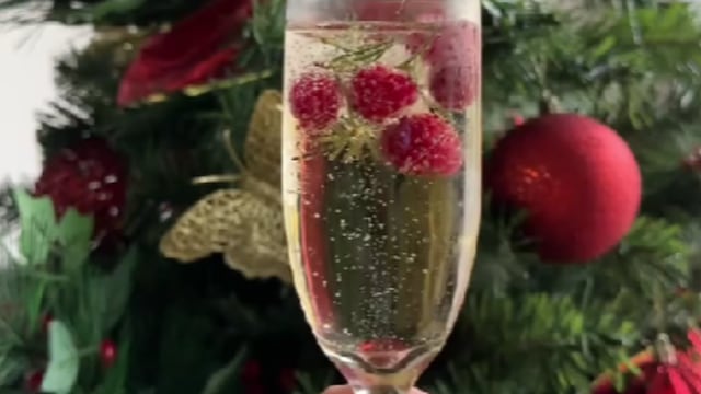 Cómo hacer un cocktail con frambuesas: el trago perfecto para sorprender en el brindis de Navidad 2025