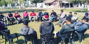 Reunión grupal en la comunidad "La razón de vivir"