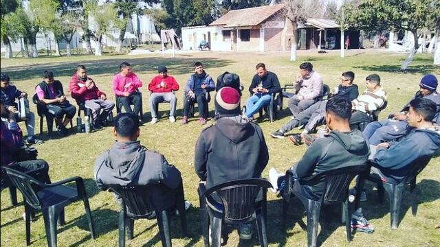 Reunión grupal en la comunidad "La razón de vivir"