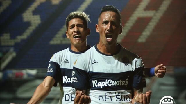 Lucas Barrios celebra el 2-1 del "Lobo" de visitante. (Twitter: @gimnasiaoficial)