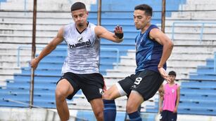 Abrió el marcador del triunfo: Jeremías Perales (a la derecha), delantero incorporación para esta temporada, fue el autor del primer gol del duelo de preparación.