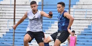 Abrió el marcador del triunfo: Jeremías Perales (a la derecha), delantero incorporación para esta temporada, fue el autor del primer gol del duelo de preparación.