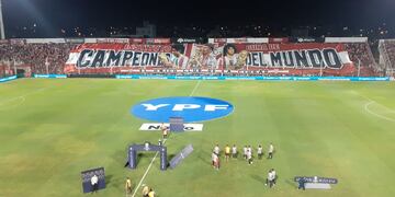 El impresionante nuevo telón de Instituto con sus campeones del mundo. (La Voz)