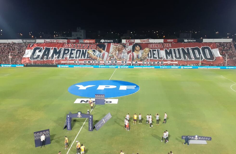 La reacción de los campeones del mundo de Instituto, al ver el telón en su honor