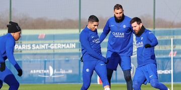 Messi y Mbappé trabajaron a la par de sus compañeros en la previa al duelo de octavos de final de la Champions League. (@PSG_inside)