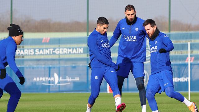 Messi y Mbappé trabajaron a la par de sus compañeros en la previa al duelo de octavos de final de la Champions League. (@PSG_inside)