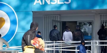 Fue a cobrar a Anses y descubrió que usaron el nombre de su hijo para sacar a otro nene de forma ilegal del país.