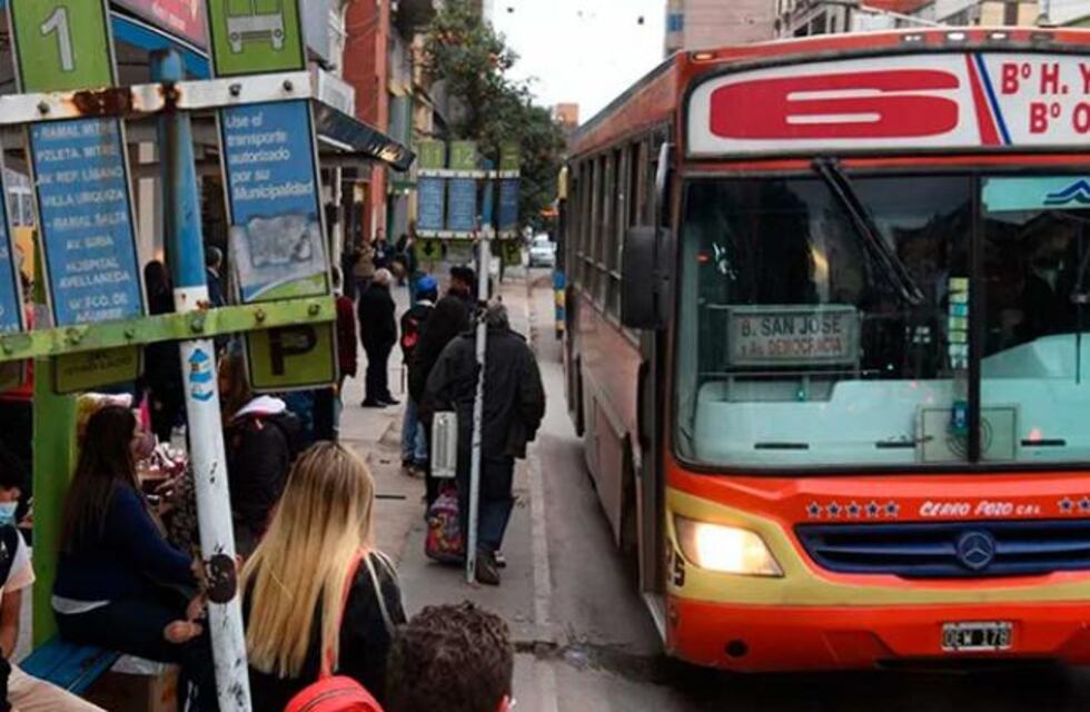 Jaldo encara el problema de los colectivos en Tucumán