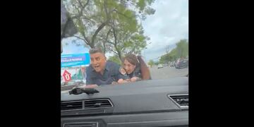 Policías. El gesto de los uniformados siendo arrastrados por el auto. (Captura de video)