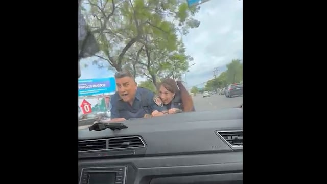 El miedo de los policías, al ser embestidos por el automóvil en el Cerro de las Rosas (Captura de video).