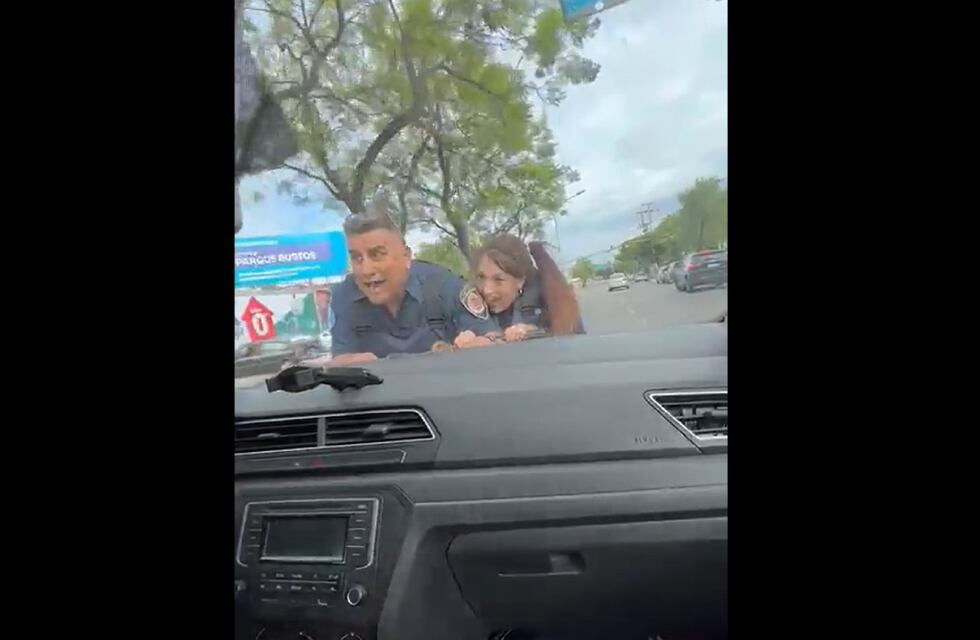 Video: el pánico de los policías arrastrados por un auto en el Cerro de las Rosas