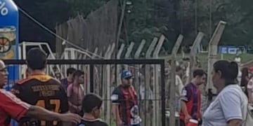 Tragedia en la final de un partido de fútbol: un joven jugador sufrió muerte súbita en Montecarlo.